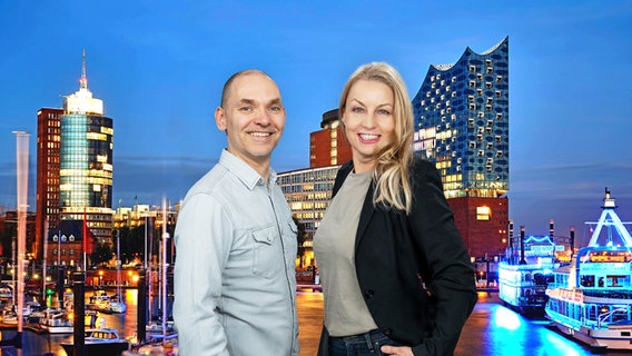 Ole Wackermann und Maiken Nielsen stehen vor einem Hintergrund, der den Hamburger Hafen und die Elphilharmonie am Abend zeigt, und lächeln in die Kamera. © NDR; picture alliance / Westend61 | Willing-Holtz Foto: Arman Ahmadi