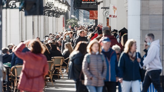 Menschen gehen durch Hamburgs Innenstadt © picture alliance/dpa | Markus Scholz 