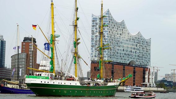 Die "Alexander von Humboldt II" am 5. Mai 2023 bei der Einlaufparade des 834. Hamburger Hafengeburtstags. © picture alliance 