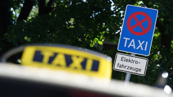 Ein E-Taxi steht an einer Schnellladesäule für Taxis am S-Bahnhof Eidelstedt in Hamburg. © picture alliance / dpa Foto: Marcus Brandt