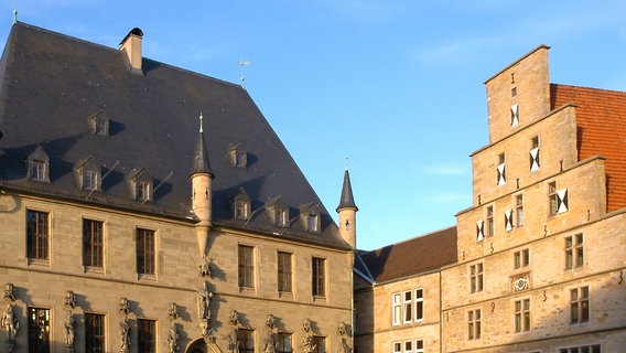 Das Rathaus in Osnabrück wird von der Sonne angestrahlt. © Stadt Osnabrück Foto: Sven Jürgensen