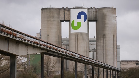 Lagersilos auf dem Gelände des Zementwerks von Holcim. © picture alliance/dpa | Christian Charisius Foto: Christian Charisius