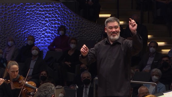 Screenshot: Alan Gilbert und das NDR Elbphilharmonie Orchester auf der Bühne der Elbphilharmonie beim Benefizkonzert des Bundespräsidenten. © NDR EO Foto: Screenshot