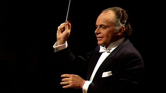 Screenshot: Das damalige NDR Sinfonieorchester spielt unter der Leitung von Dirigent Lorin Maazel im Großen Sendesaal des NDR Landesfunkhauses Niedersachsen im Jahr 1986. © Screenshot 