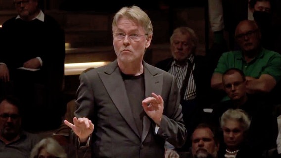 Screenshot: Das NDR Elbphilharmonie Orchester spielt im Rahmen des Internationalen Musikfests unter der Leitung von Esa-Pekka Salonen. © NDR Foto: Screenshot