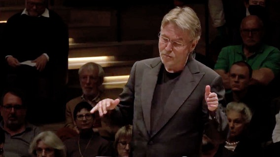 Screenshot: Das NDR Elbphilharmonie Orchester spielt im Rahmen des Internationalen Musikfests unter der Leitung von Esa-Pekka Salonen. © NDR Foto: Screenshot