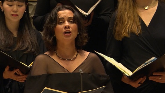 Konzertszene: Sopranistin Katharina Konradi während eines Konzerts mit Manfred Honeck und dem NDR Elbphilharmonie Orchester (3. März 2023) © NDR Foto: Screenshot