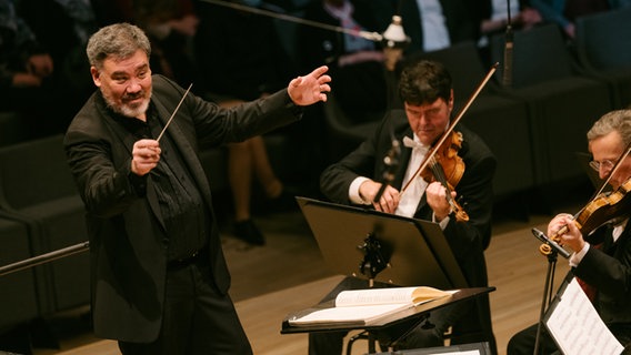 Konzertszene: Alan Gilbert dirigiert das NDR Elbphilharmonie Orchester bei den Silvester- und Neujahrskonzerten in der Elbphilharmonie Hamburg. © HamburgMusik gmbH Foto: Daniel Dittus