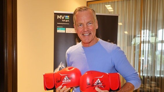 Henry Maske präsentiert seine unterschriebenen Boxhandschuhe. © maxpress_Steffen Holz Foto: Steffen Holz