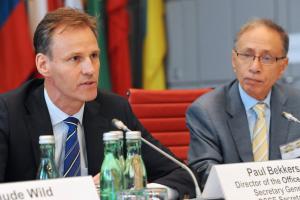 Paul Bekkers (l), Director of the Office of the OSCE Secretary General, alongside Ibrahim Awad of the American University in Cairo, during an OSCE conference on migration governance, Vienna, 17 June 2016. (OSCE/Micky Kroell)