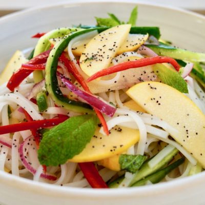 Вегетарианский салат из рисовой лапши с овощами и яблоком - рецепт с фото