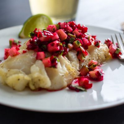 Запеченная рыба и салат из свеклы и яблока - рецепт с фото