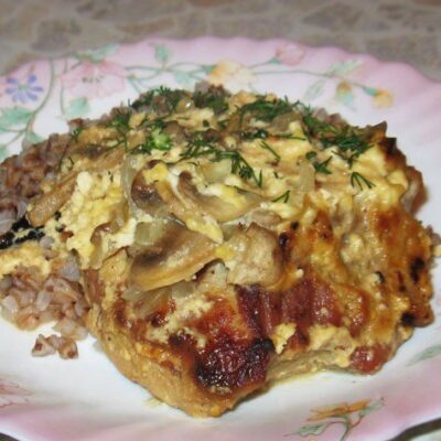 Мясо под яичным соусом с грибами - рецепт с фото