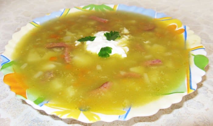 Гороховый суп с копченой колбаской - рецепт с фото