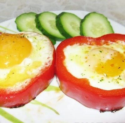 Яйца в болгарском перце на завтрак - рецепт с фото