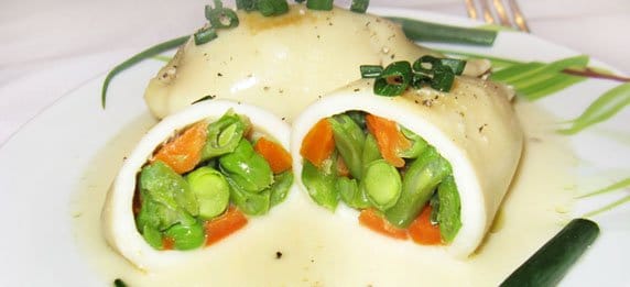 Кальмары фаршированные овощами - рецепт с фото