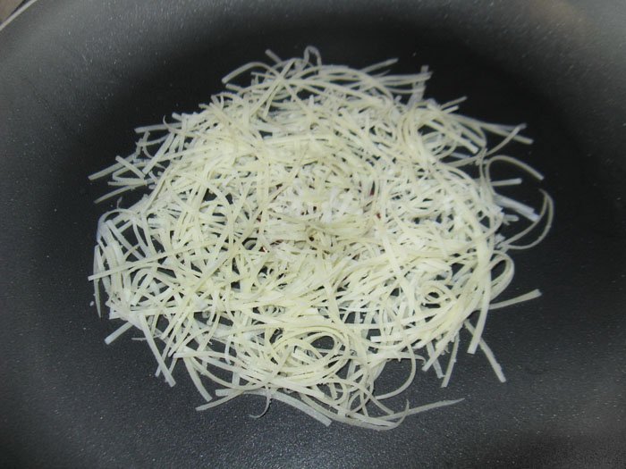 Фото рецепта - Сырные корзинки с салатом из языка - шаг 1