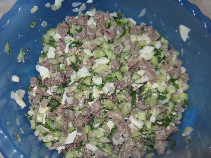 Фото рецепта - Сырные корзинки с салатом из языка - шаг 6