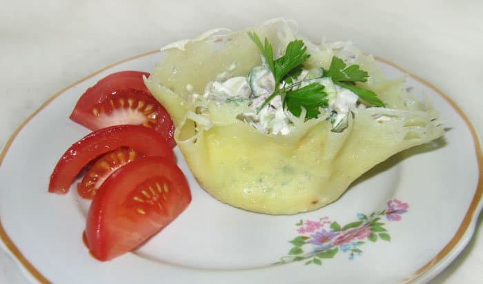Фото рецепта - Сырные корзинки с салатом из языка - шаг 7