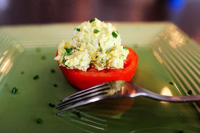 Закуска из авокадо с яйцом и помидором - рецепт с фото