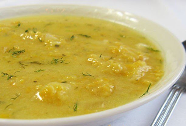 Желтый суп с чечевицей и сырым желтком