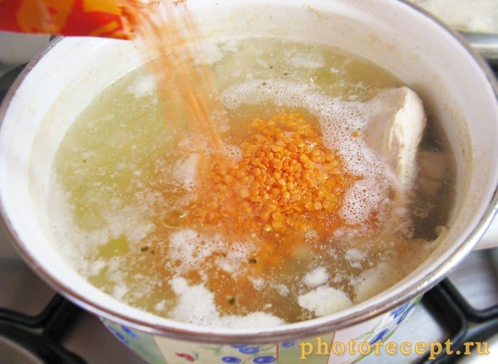 Фото рецепта - Желтый суп с чечевицей и сырым желтком - шаг 2