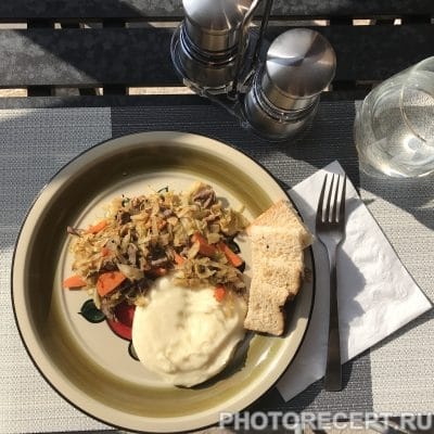 Толченая картошка и тушеная капуста с говядиной - рецепт с фото