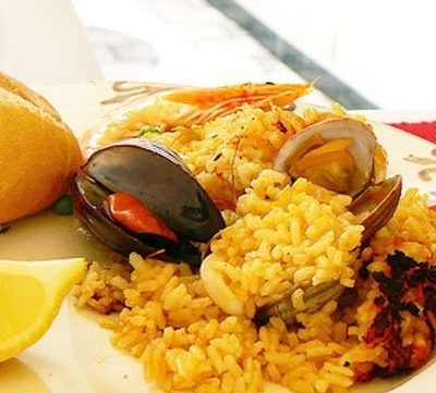 Паэлья (плов) с курицей и морепродуктами на гриле - рецепт с фото
