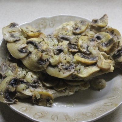 Диетическая курица с грибами в духовке - рецепт с фото