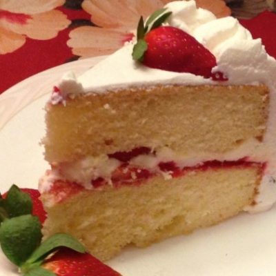 Бисквитный торт на сгущенке с клубникой - рецепт с фото