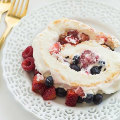 Белковый рулет с ягодами и взбитыми сливками - рецепт с фото