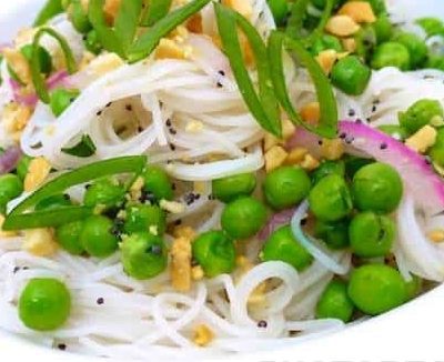 Вегетарианский салат из рисовой лапши с горошком - рецепт с фото