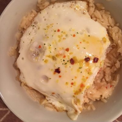 Рисовый салат с яйцом, помидором и сыром фета - рецепт с фото
