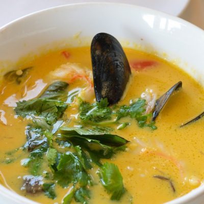 Тайский суп с морепродуктами и рисовой лапшой - рецепт с фото