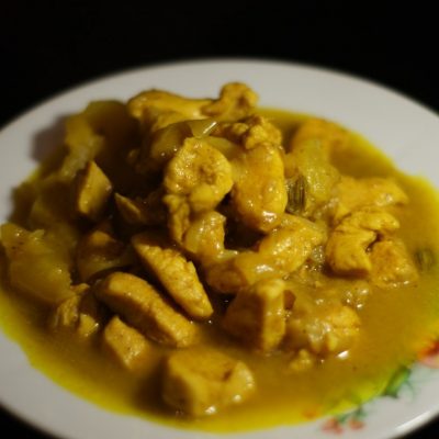 Куриное филе в соусе карри с кокосовым молоком и ананасом - рецепт с фото