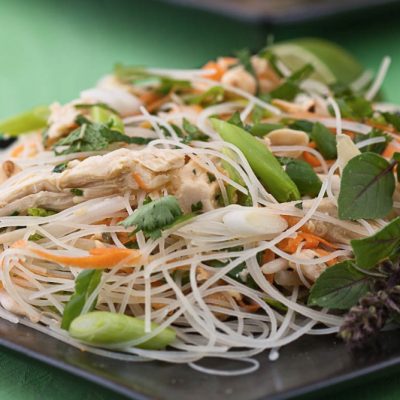 Салат из рисовой лапши с кусочками курицы по-тайски - рецепт с фото