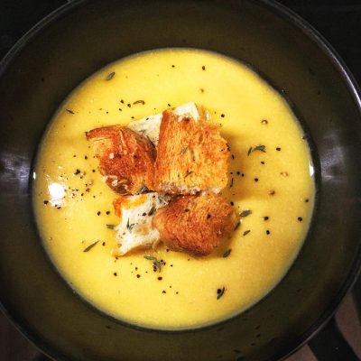 Крем-суп из тыквы и красной чечевицы с чесночными гренками - рецепт с фото
