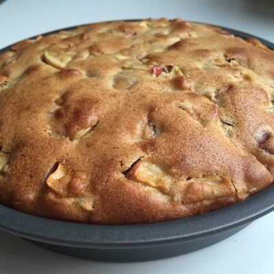 Бисквитный пирог с яблоками «Пышка» - рецепт с фото
