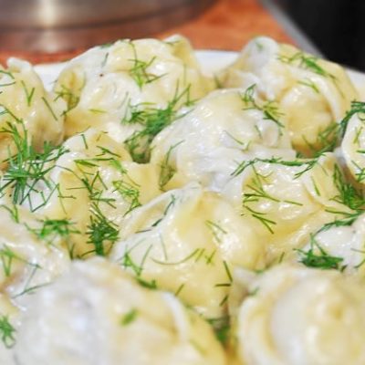 Манты с мясом и картошкой на сковороде - рецепт с фото