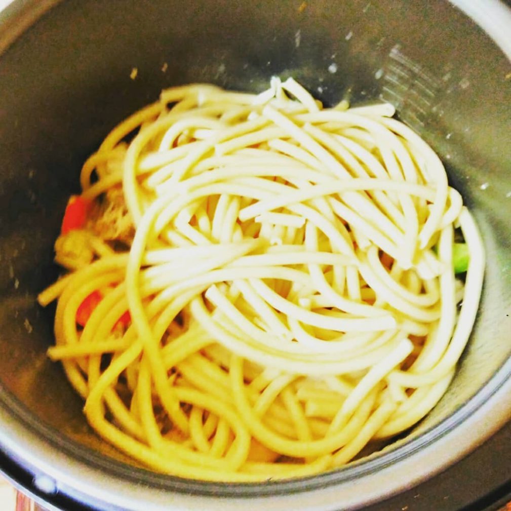 Фото рецепта - Спагетти с курицей и брокколи в сливочном соусе - шаг 4
