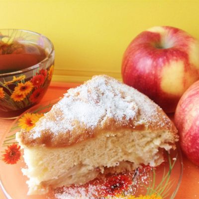 Шарлотка с яблоками - рецепт с фото