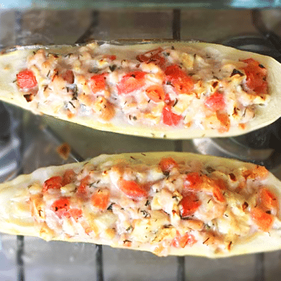 «Лодочки» — фаршированные кабачки с курицей и томатами - рецепт с фото