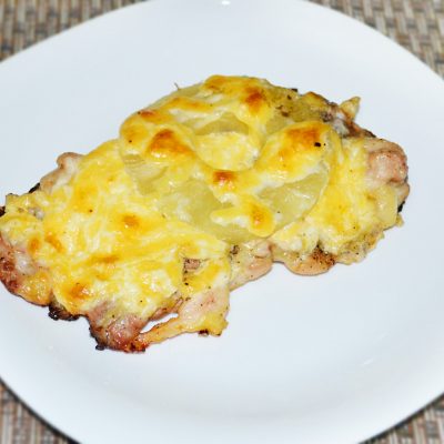 Запеченное куриное мясо с ананасами и сыром - рецепт с фото