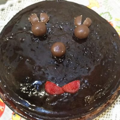 Шоколадный пирог с курагой без яиц и молока - рецепт с фото