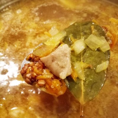 Суп с куриными бедрышками и гречкой - рецепт с фото