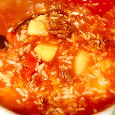 Острый говяжий суп с томатами и рисом - рецепт с фото