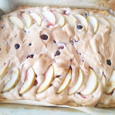 Яблочный пирог с меренгой и клюквой - рецепт с фото