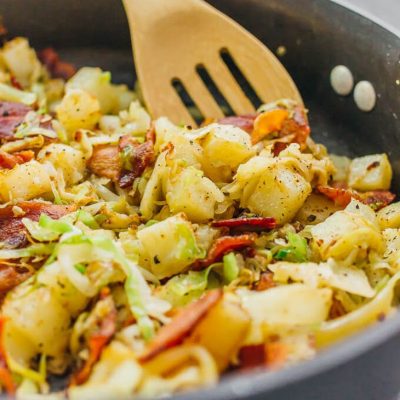 Картошка, тушенная с капустой и беконом - рецепт с фото