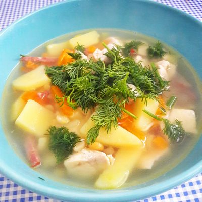 Гороховый суп с колбаской и грудкой - рецепт с фото