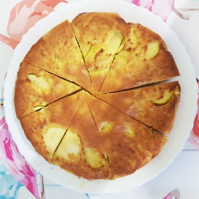Шарлотка с яблоками — заливной пирог - рецепт с фото